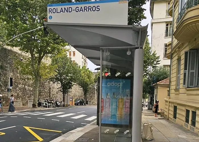 Spacious In Cimiez شقة